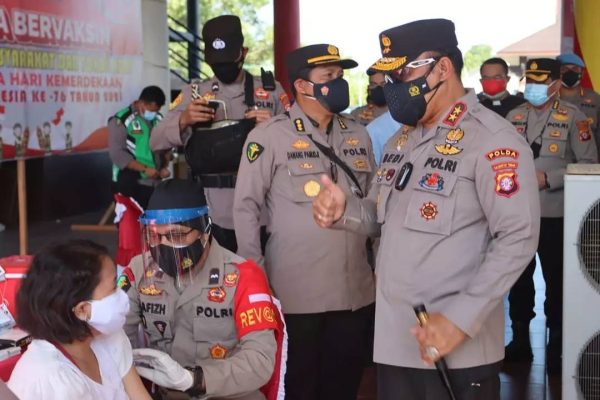 tinjau vaksinasi merdeka di huma betang kapolda kalteng targetkan 200 dosis dan berikan bansos 26917