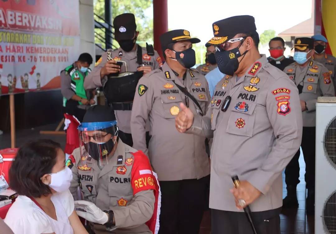 tinjau vaksinasi merdeka di huma betang kapolda kalteng targetkan 200 dosis dan berikan bansos 26917