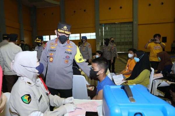 tinjau vaksinasi serentak di 34 provinsi kapolri lebih baik kumpul keluarga di rumah saat tahun baru 22652