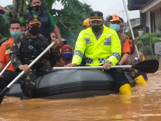 tni dan polri turun langsung ke lokasi pengungsian antisipasi penularan covid 19 pada korban banjir 17965