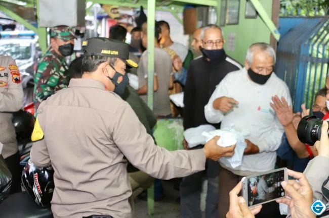 tni polri bagikan 36 000 takjil serentak di jateng 13142