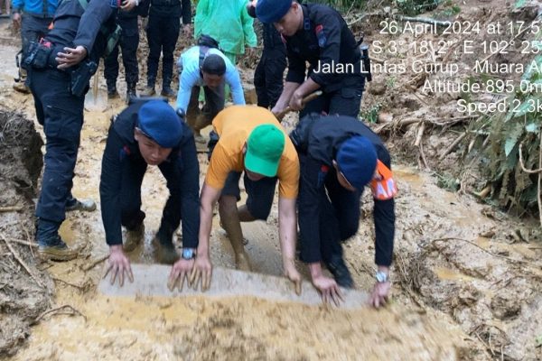 tni polri bantu warga buka akses jalan putus akibat longsor 73213