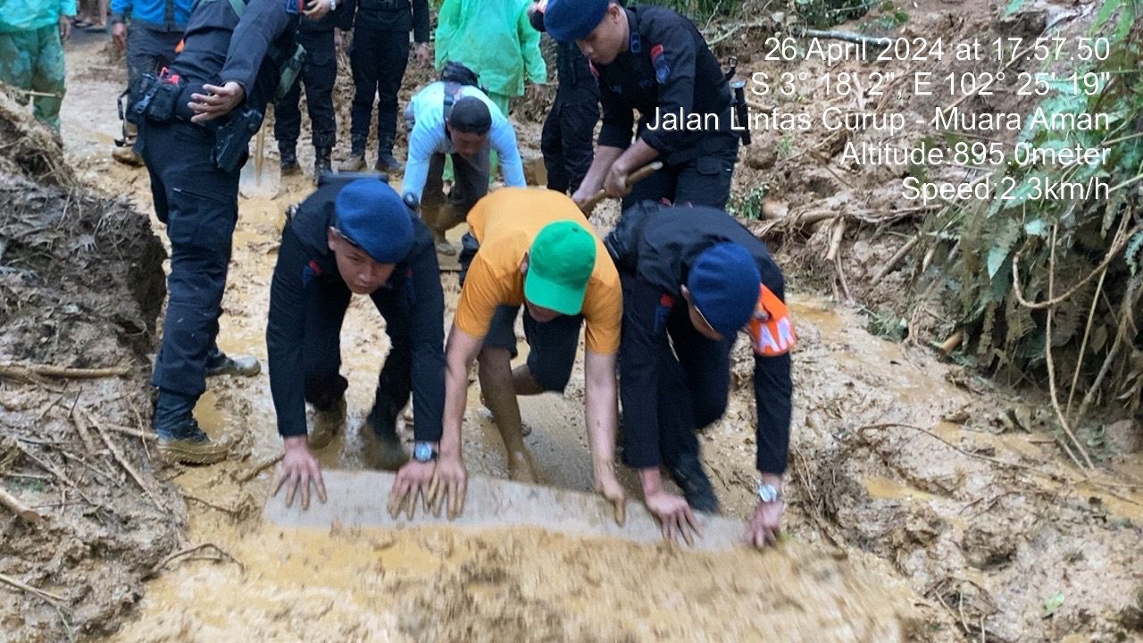 tni polri bantu warga buka akses jalan putus akibat longsor 73213