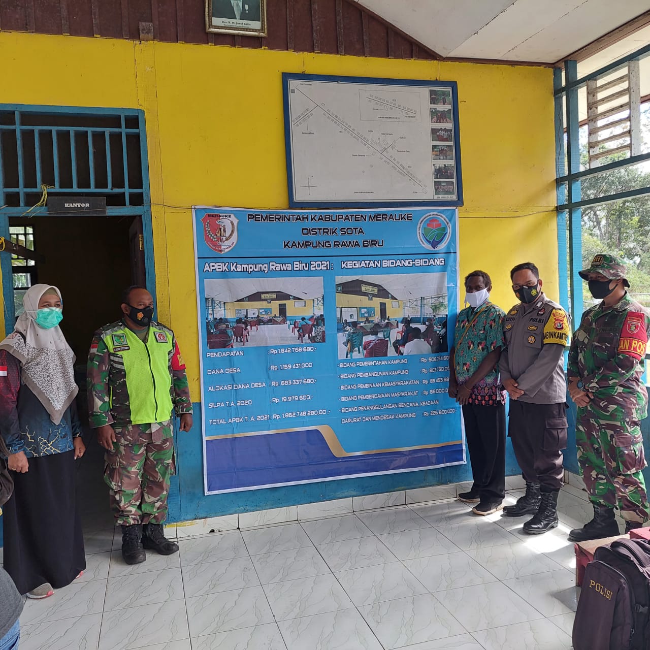 tni polri di papua amankan proses penyaluran blt hingga di perbatasan ri png 13289