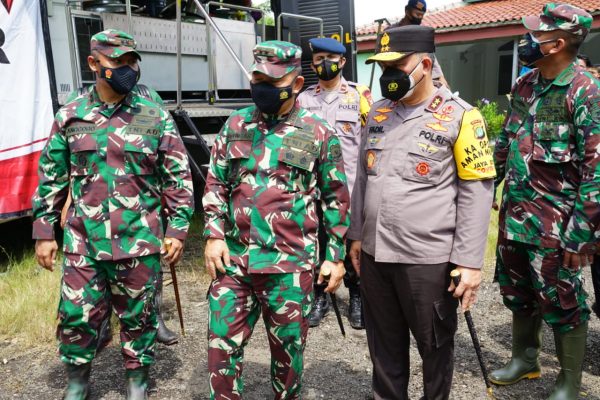 tni polri evakuasi 8 000 warga korban tanggul citarum masuk 16 titik pengungsian 30623