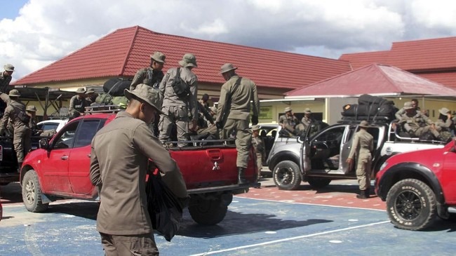 tni polri gerebek rumah diduga tempat persembunyian kkb di papua 58347
