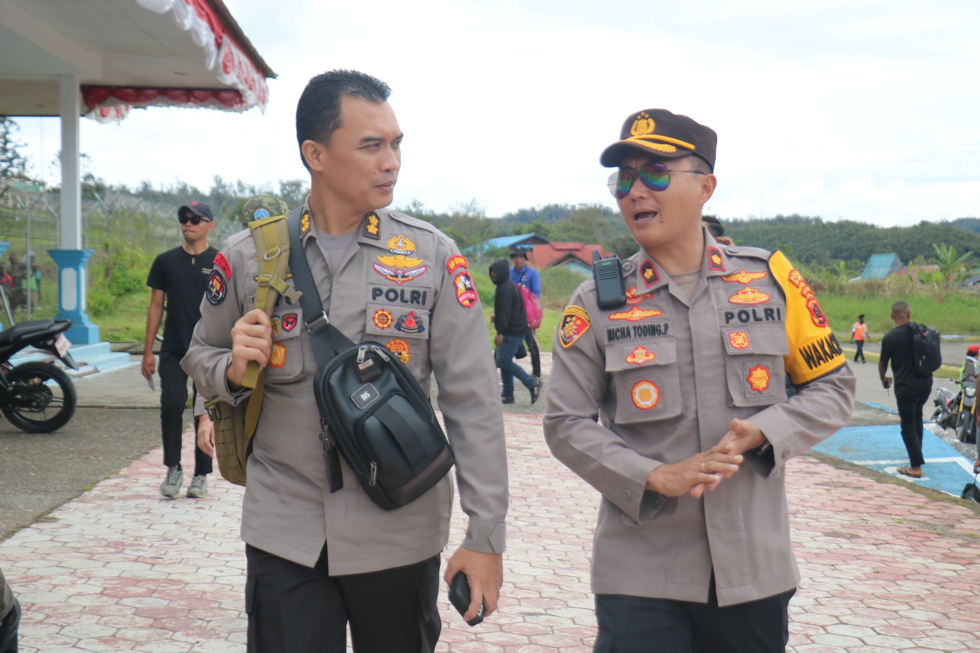 tni polri jaga kamtibmas papua pada perayaan ulang tahun kabupaten pegunungan bintang 72543