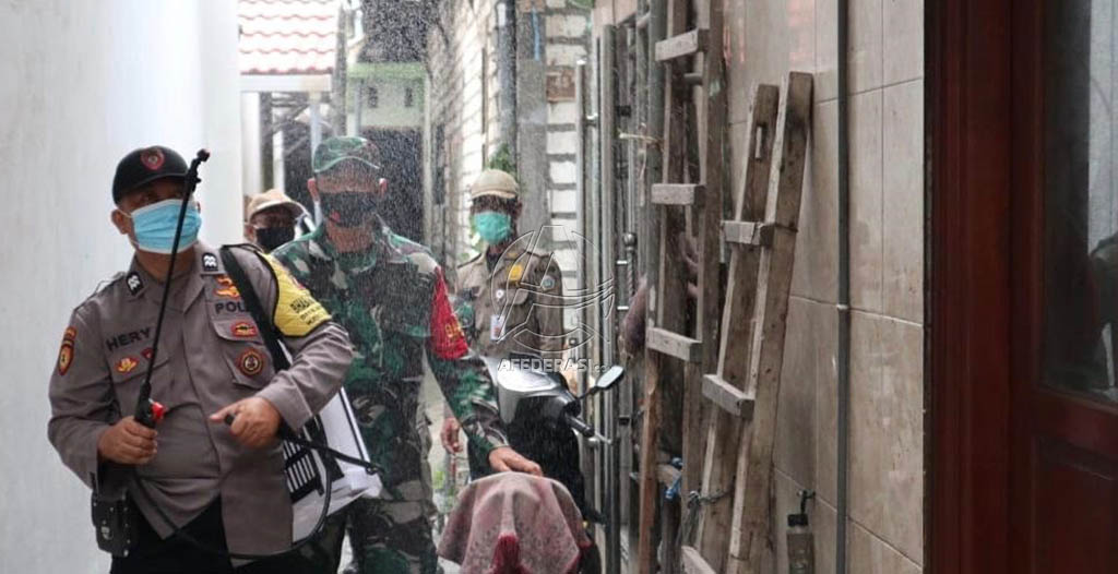 tni polri semprotkan disinfektan di hari pertama ppkm 33170
