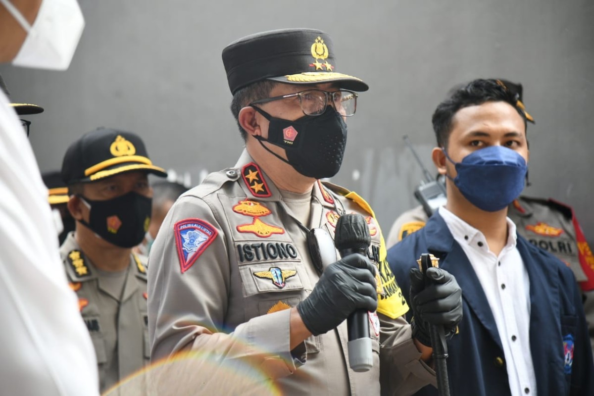 traffic corps of indonesian national police and student executive council bem jakarta distribute food packages help overseas students affected by micro restrictions ppkm 41129