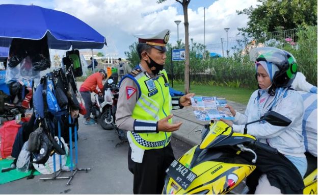 traffic director of south sulawesi regional police alert personnel at the border during community activity restrictions level iv 40906