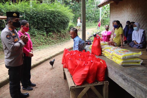 travelling tens of kilometers the friday stall warung jumat team of the banten regional police distributes food packages in pandeglang 43302
