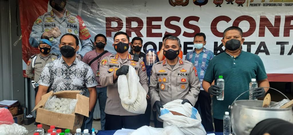 turnover of hundreds of millions a month illegal ciu alcoholic production house revealed by tangerang city police 43483
