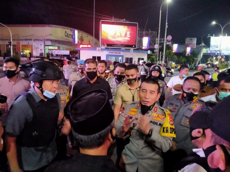 turun langsung kapolda banten ajak mahasiswa membubarkan diri 11538