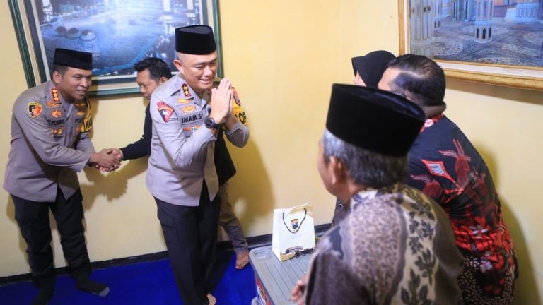 turut belasungkawa kapolda jatim takziah ke rumah duka anggota pps 70705