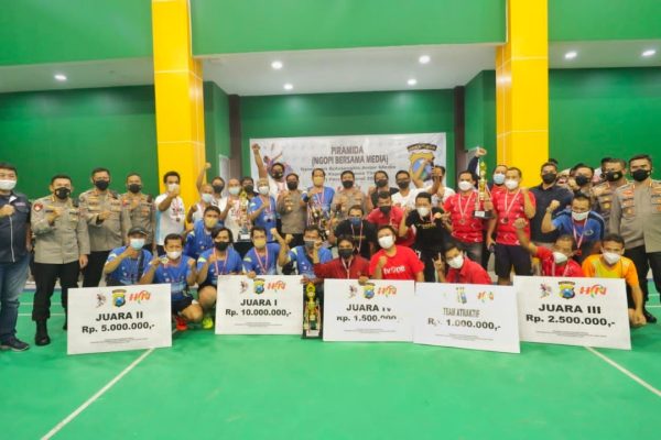 tutup turnamen bulu tangkis antar media piala cup 2022 kapolda jatim berikan para juara tropi dan hadiah 23289