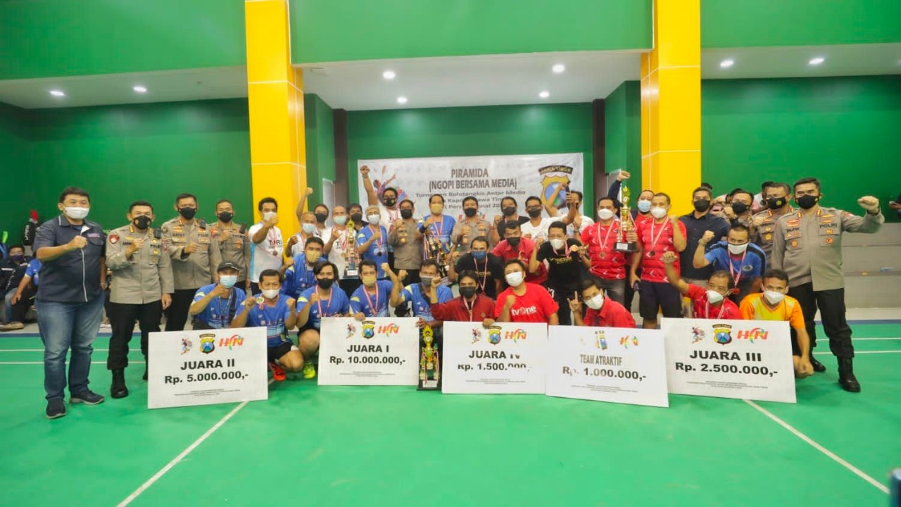 tutup turnamen bulu tangkis antar media piala cup 2022 kapolda jatim berikan para juara tropi dan hadiah 23289