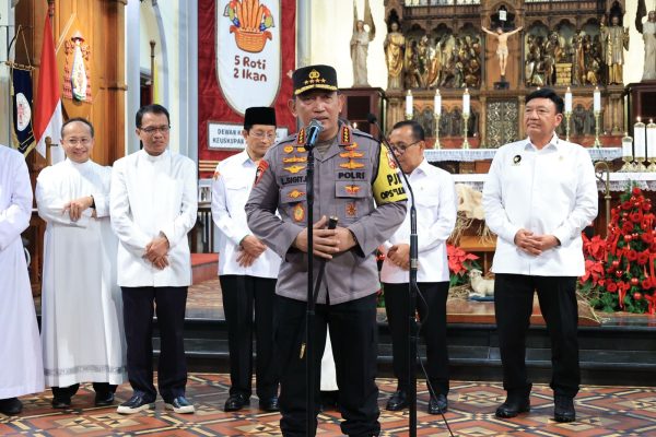 ucapkan selamat natal kapolri mari genggam erat persatuan dan kesatuan 82325