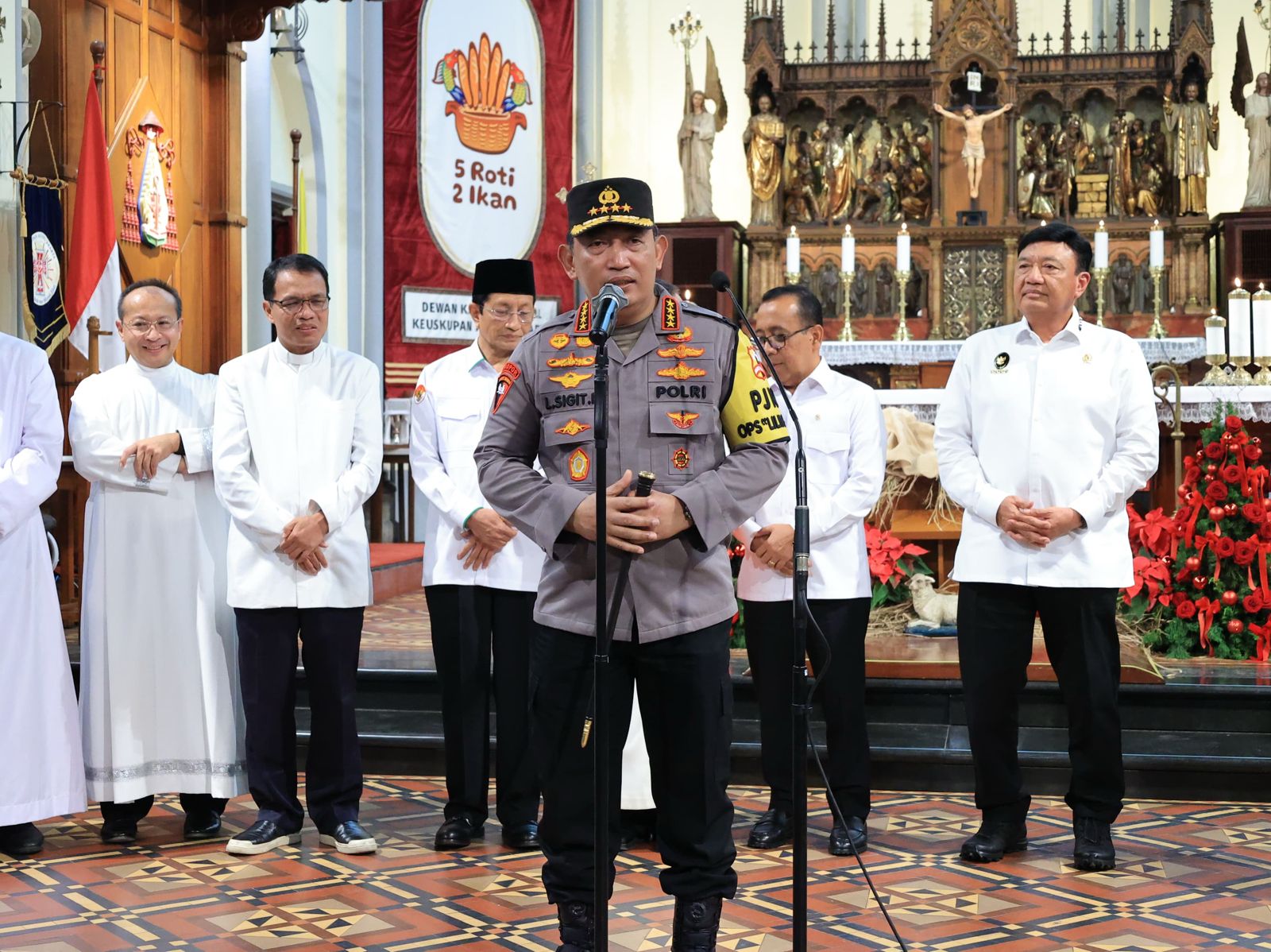 ucapkan selamat natal kapolri mari genggam erat persatuan dan kesatuan 82325