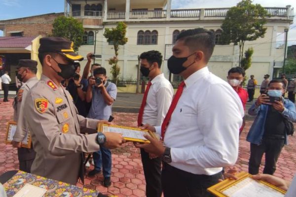 ungkap kasus menonjol kapolres samosir beri penghargaan kepada 18 personel 46446