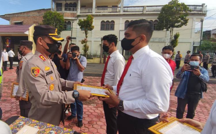 ungkap kasus menonjol kapolres samosir beri penghargaan kepada 18 personel 46446