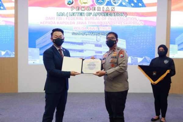 ungkap kasus situs palsu bansos as polda jatim terima penghargaan dari fbi 23268