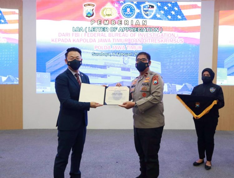 ungkap kasus situs palsu bansos as polda jatim terima penghargaan dari fbi 23268