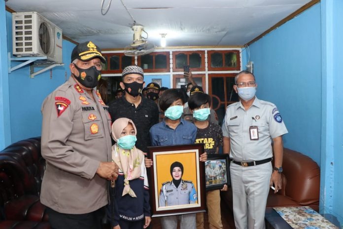 ungkapkan duka cita kapolri serahkan santunan kepada keluarga almarhumah bripka christin 35213