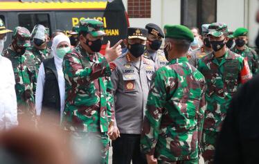 unified chief of police and commander of armed forces gave encouragement to the officers handling covid 19 in bangkalan 39369