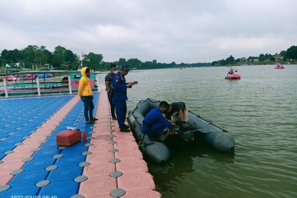 untuk mengantisipasi terjadinya kecelakaan ditpolairud polda jambi mensiagakan rubber boat di tempat wisata jambi 21182