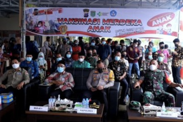 untuk mengurangi penyebaran covid 19 polda kalsel tepatnya di polres tanbu menggelar vaksinasi 37261