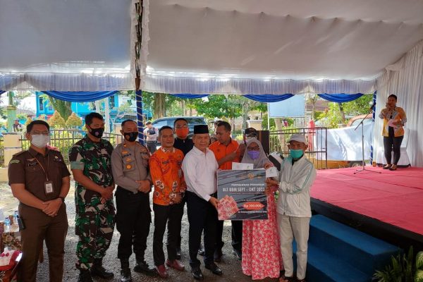 untuk menjamin kelancaran penyaluran blt bbm polisi melaksanakan pengawalan dan pengamanan penyaluran blt bbm 49791