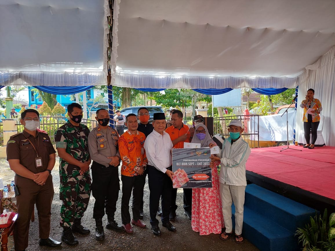 untuk menjamin kelancaran penyaluran blt bbm polisi melaksanakan pengawalan dan pengamanan penyaluran blt bbm 49791