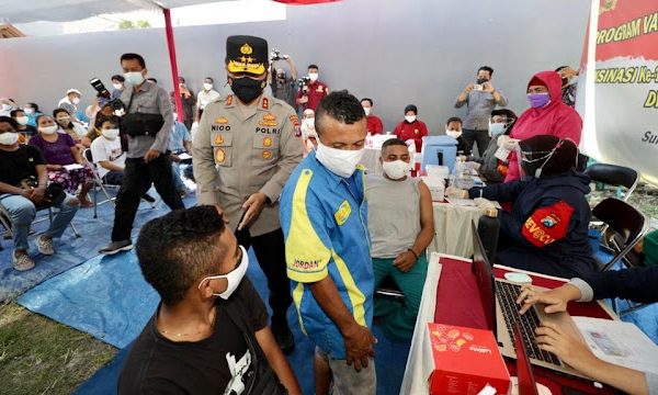 upaya wujudkan herd immunity kapolda jatim laksanakan vaksinasi komunitas masyarakat papua di surabaya 37367