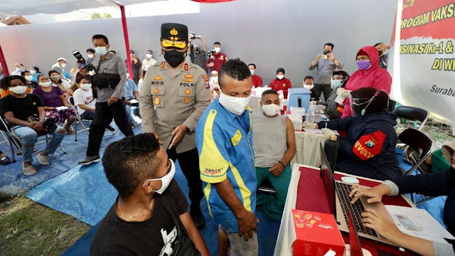 upaya wujudkan herd immunity kapolda jatim laksanakan vaksinasi komunitas masyarakat papua di surabaya 37367