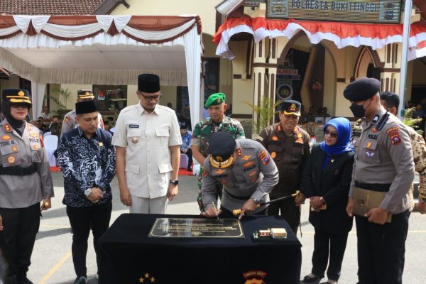 usai dibangun kapolda sumbar resmikan rumah dinas tri arga polresta bukittinggi 69408