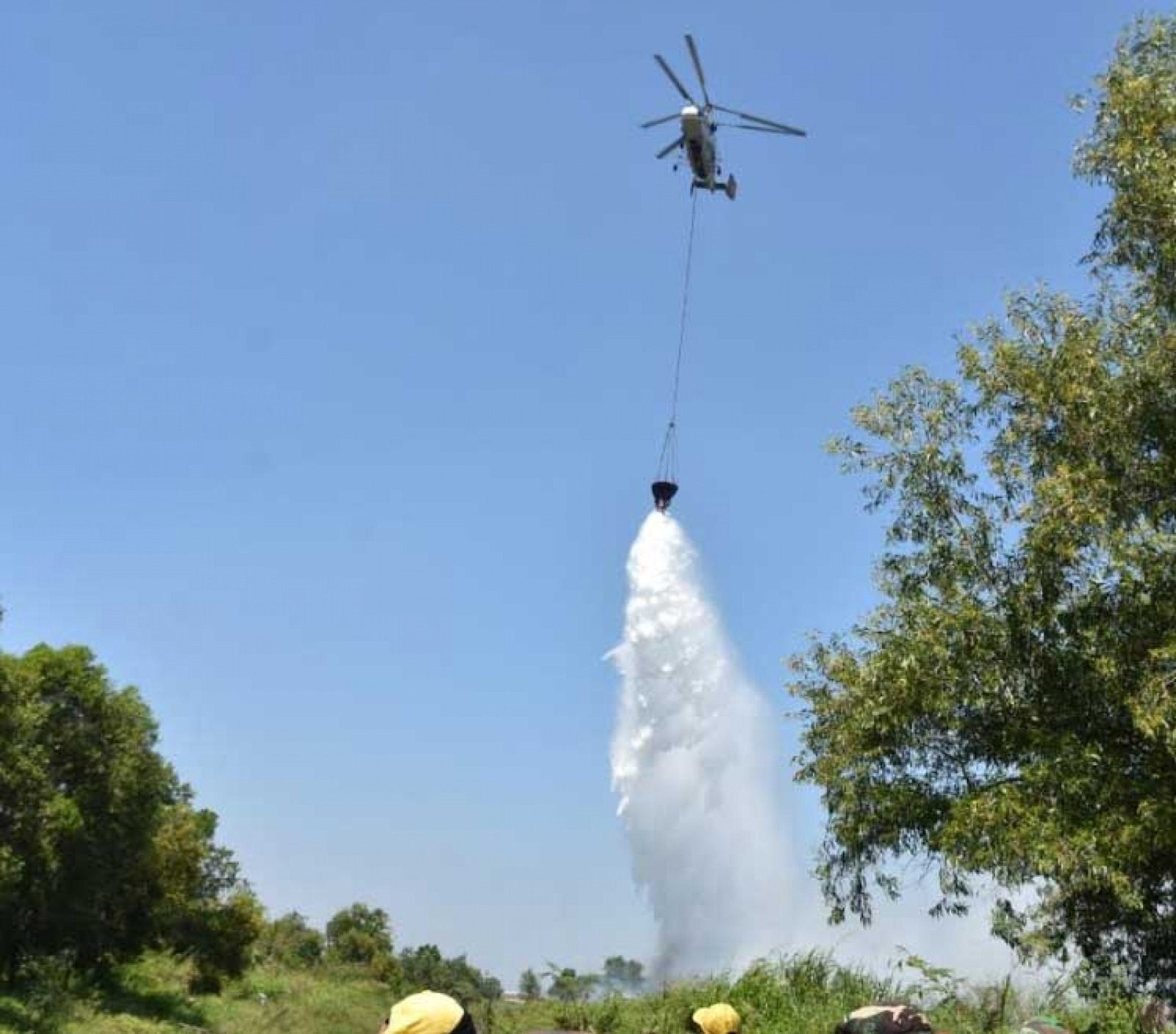 usai disiram 215 ribu liter air kebakaran gunung lawu mulai padam 64876