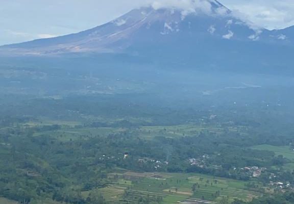 using helicopter chief of national police checks eruption lahar of semeru by air 44466