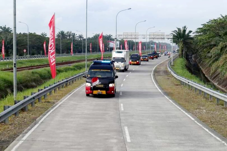 vaksin covid 19 tiba di sumut brimob kawal dengan senjata lengkap 33099