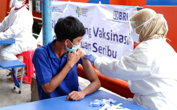 vaksinasi keliling polri jangkau warga terisolir 9765
