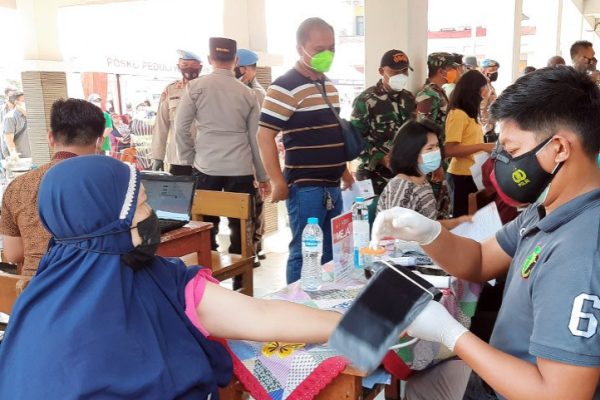 vaksinasi lansia masih rendah di bekasi polda metro jaya kejar dengan sistem door to door 23267