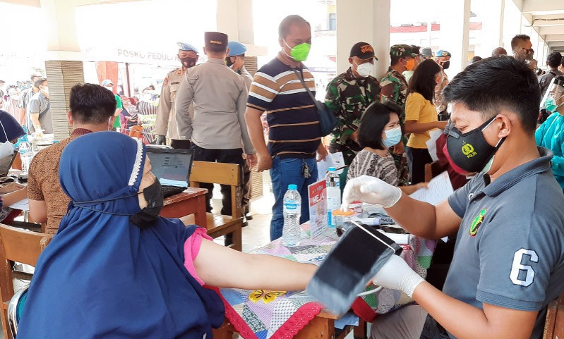 vaksinasi lansia masih rendah di bekasi polda metro jaya kejar dengan sistem door to door 23267