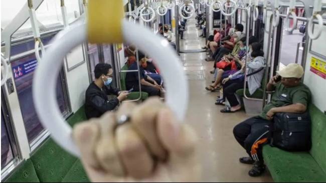 viral dimedia sosial seorang wanita alami pelecehan di krl pelaku dilarang naik commuter line 81402