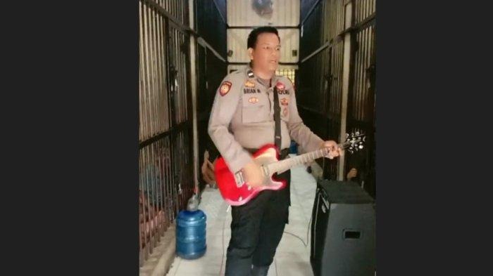 viral polisi hibur tahanan polres pelabuhan belawan dengan bergitar dan nyanyi bersama 57452
