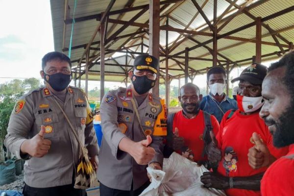 visiting the assisted farmers of binmas noken vice chief of papua regional police handover vegetable seeds and organic fertilizers 38699