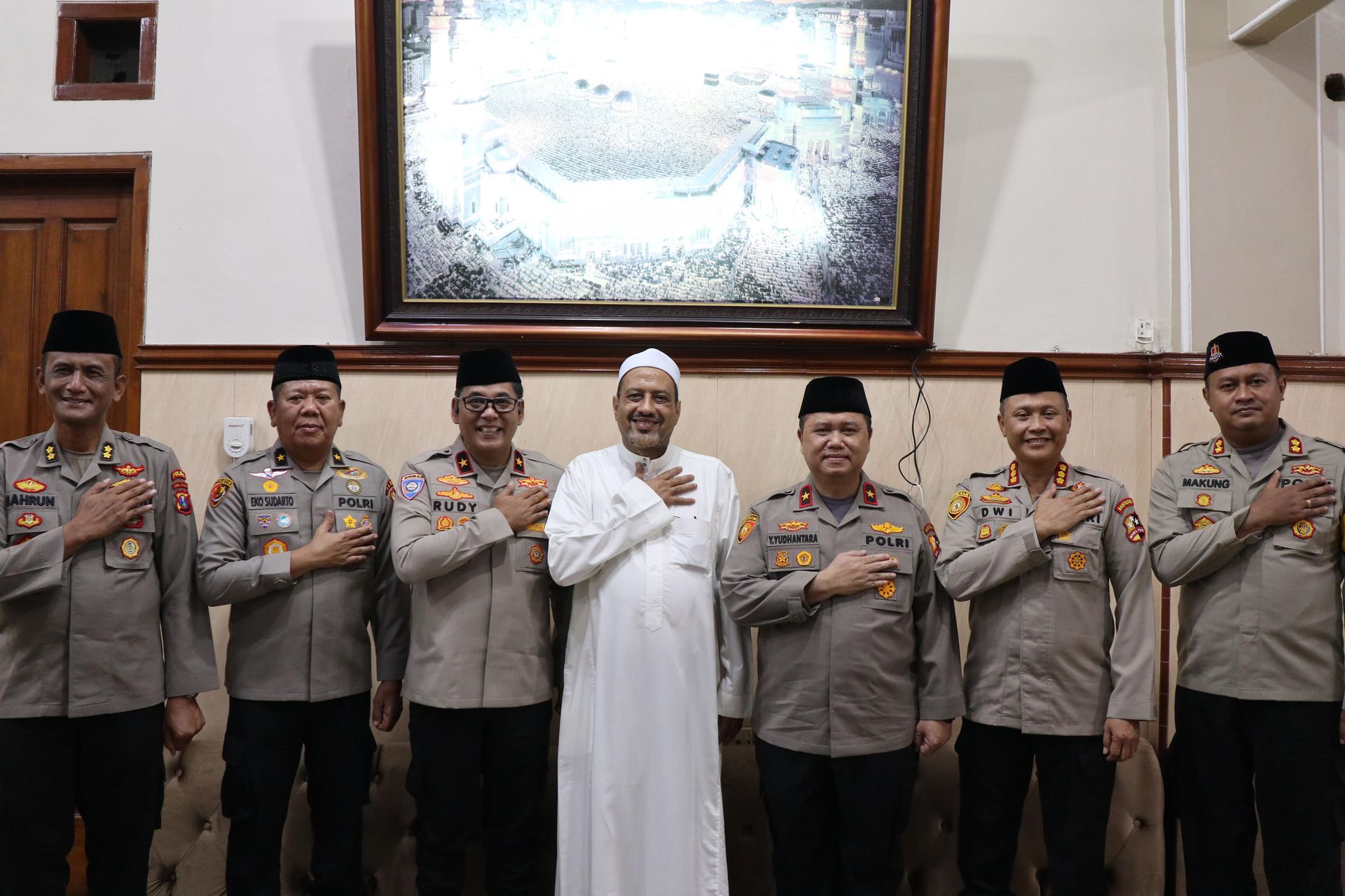 wakaops ncs polri sambangi kediaman habib taufiq assegaf serukan persatuan bangsa jelang pemilu 69400