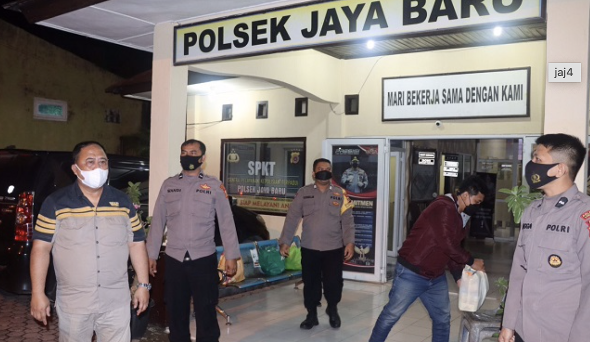 wakapolda aceh periksa kesiapan anggota dan berikan bingkisan di mako 37274