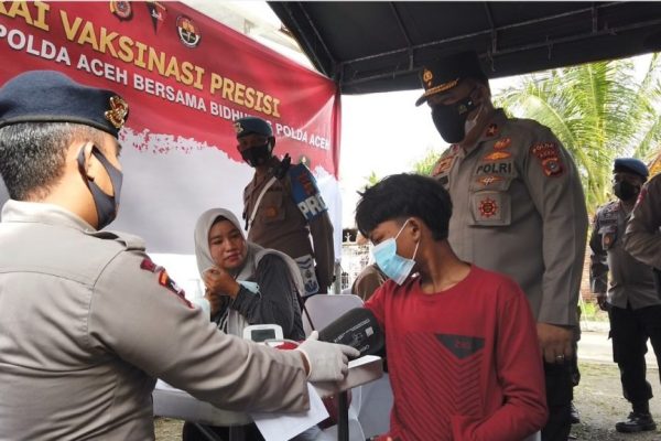 wakapolda aceh tinjau vaksinasi di gampong peurada 9977