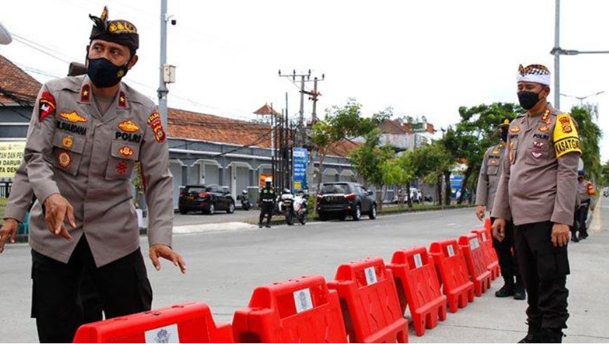 wakapolda bali turun ke jalan atur barrier dan traffic cone urai kemacetan di pos penyekatan 20216