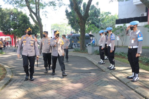 wakapolda banten tinjau kegiatan vaksinasi dan pembagian bansos oleh alumni akabri 98 9668