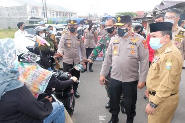 wakapolda dan forkopimda jambi laksanakan pengecekan ppkm level 4 di pos penyekatan pintu masuk kota jambi 26910